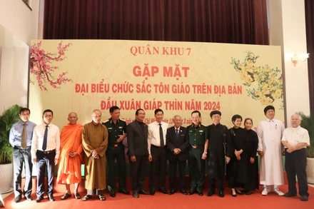 Lãnh đạo Quân khu 7 và các đại biểu chức sắc tôn giáo dự buổi gặp mặt.