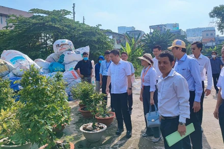 Lãnh đạo Thành phố Hồ Chí Minh cùng các sở, ban, ngành liên quan kiểm tra thực tế điểm nguy cơ phát sinh lăng quăng trên địa bàn phường Hiệp Bình Chánh, thành phố Thủ Đức. (Ảnh HCDC)