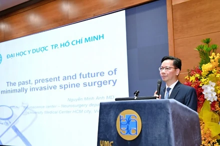 PGS.TS. Bác sĩ Nguyễn Minh Anh, Phó Giám đốc Bệnh viện Đại học Y Dược Thành phố Hồ Chí Minh trình bày tại hội nghị.