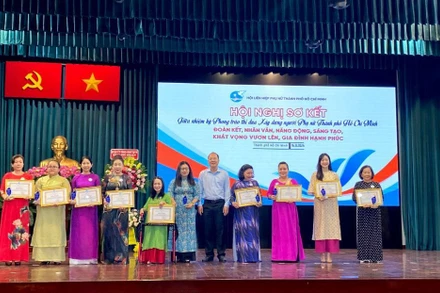 Ông Nguyễn Hồ Hải, Phó Bí thư Thường trực Thành ủy Thành phố Hồ Chí Minh trao Bằng khen cho tập thể, cá nhân đã có thành tích tiêu biểu trong phong trào thi đua.