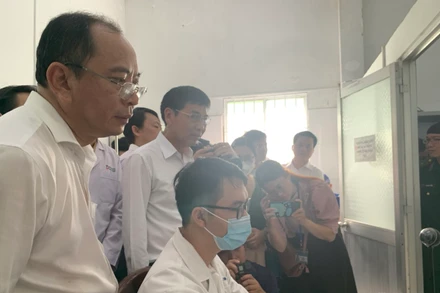 PGS, TS Tăng Chí Thượng, Giám đốc Sở Y tế Thành phố Hồ Chí Minh (ngoài cùng bên trái) theo dõi quy trình bác sĩ tình nguyện khám bệnh tại xã Thạnh An, huyện Cần Giờ, Thành phố Hồ Chí Minh.