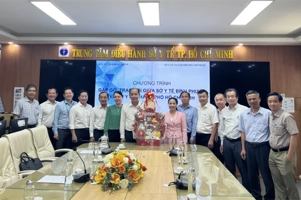 Các đại biểu tại buổi làm việc. (Ảnh: Sở Y tế Thành phố Hồ Chí Minh cung cấp)