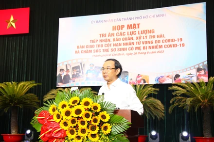 Đồng chí Nguyễn Văn Nên, Ủy viên Bộ Chính trị, Bí thư Thành ủy Thành phố Hồ Chí Minh phát biểu tại buổi họp mặt.