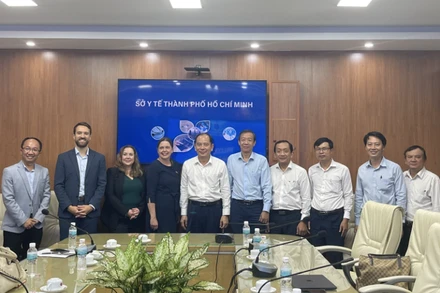 Đoàn của Tổng Lãnh sự quán Vương quốc Anh tại Thành phố Hồ Chí Minh, Bộ Kinh Doanh và Thương mại thuộc Vương Quốc Anh chụp ảnh lưu niệm cùng Ban Giám đốc Sở Y tế Thành phố Hồ Chí Minh (Ảnh: Sở Y tế Thành phố Hồ Chí Minh) 