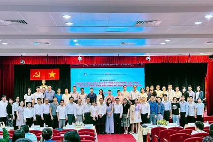 Các học viên tham dự tập huấn Chương trình đào tạo kỹ thuật dự phòng sâu răng và chăm sóc răng miệng theo mô hình trường-trạm 