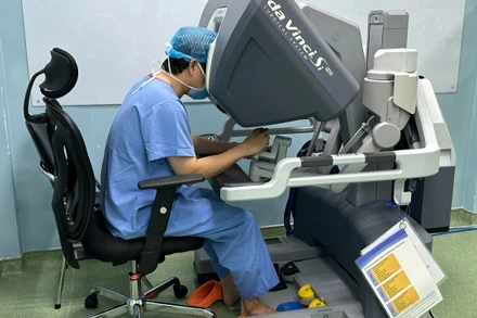 Bác sĩ CKII Nguyễn Phú Hữu, Phó trưởng Khoa Ngoại-Tiêu hóa, Bệnh viện Bình Dân đang phẫu thuật robot cho người bệnh.