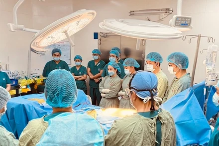 Ê-kíp y bác sĩ mặc niệm để bày tỏ lòng tri ân sâu sắc đến người hiến tạng và gia đình.