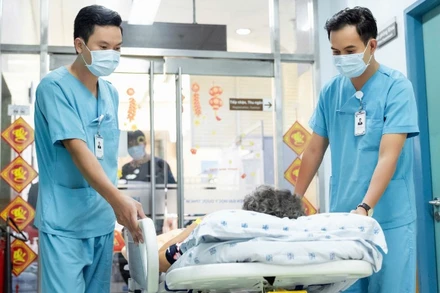 Bác sĩ và nhân viên y tế, khoa Cấp cứu, Bệnh viện Đại học Y Dược Thành phố Hồ Chí Minh luân phiên trực Tết để đảm bảo đủ quân số bác sĩ trực như ngày bình thường.