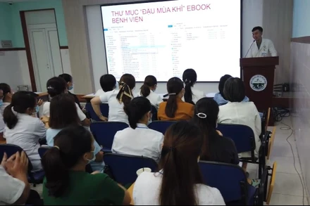 Bệnh viện Da liễu Thành phố Hồ Chí Minh tập huấn cho các nhân viên y tế về bệnh đậu mùa khỉ.