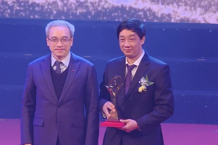 Đại diện Bệnh Viện Chợ Rẫy nhận giải thưởng Vàng Chất lượng Quốc gia năm 2024. (Ảnh: Bệnh viện cung cấp)