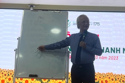 Báo cáo viên Trần Trung Quang truyền đạt những kiến thức với chủ đề “Tự tin trước công chúng”.