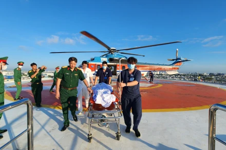 Đưa ngư dân từ đảo Phan Vinh về đất liền điều trị