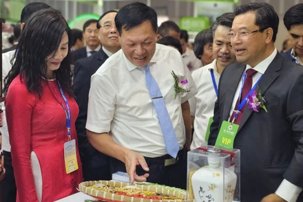 Thứ trưởng Bộ Y tế Đỗ Xuân Tuyên (ngoài cùng bên trái) thăm quan khu vực trưng bày(ảnh: Dũng Phạm)