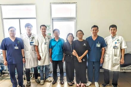 Bệnh nhân phục hồi sức khỏe tốt và chụp hình cùng ê-kíp mổ trước khi xuất viện.