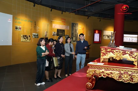 Khách tham quan tại khu trưng bày “Châu bản triều Nguyễn - Di sản tư liệu thế giới” (Trung tâm Lưu trữ quốc gia I). Ảnh: Trung tâm Lưu trữ quốc gia I