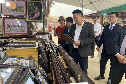 Các đại biểu tham quan gian hàng tại hội chợ.