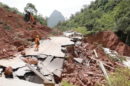 Khắc phục hậu quả thiên tai lĩnh vực đường bộ. Ảnh: VGP