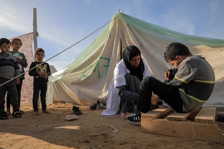 Nhân viên y tế khám cho một em nhỏ tại bệnh viện dã chiến ở thành phố Rafah, miền nam Dải Gaza, ngày 8/1/2024. (Ảnh: THX/TTXVN)