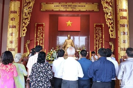 Kỷ niệm 134 năm Ngày sinh Chủ tịch Hồ Chí Minh tại Lào. Ảnh: TRỊNH DŨNG