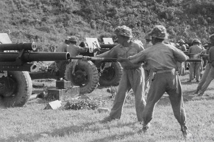 Các chiến sĩ pháo binh của ta đang tích cực chuẩn bị cho giờ nổ súng