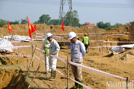 Trên công trình xây dựng cho Dự án Đường dây 500kV mạch 3. Ảnh: HUY THẠCH
