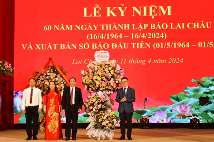 Đồng chí Lê Quốc Minh, Ủy viên Trung ương Đảng, Tổng Biên tập Báo Nhân Dân, Phó Trưởng Ban Tuyên giáo Trung ương, Chủ tịch Hội Nhà báo Việt Nam tặng hoa chúc mừng Báo Lai Châu.
