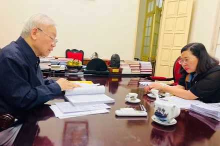 Tổng Bí thư Nguyễn Phú Trọng và bà Phạm Thị Thinh trong một buổi trao đổi về nội dung bản thảo. (Ảnh: NXB Chính trị quốc gia Sự thật)