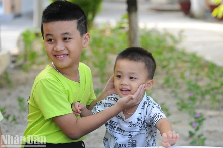 Các em nhỏ trên đảo Sinh Tồn. Ảnh: Linh Phan