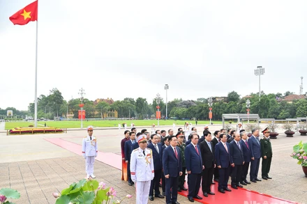 Các đồng chí lãnh đạo, nguyên lãnh đạo Đảng, Nhà nước thành kính tưởng nhớ công lao to lớn của Chủ tịch Hồ Chí Minh.