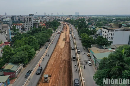 Đường đê Âu Cơ-Nghi Tàm (Hà Nội) trong giai đoạn thi công. Ảnh: THÀNH ĐẠT