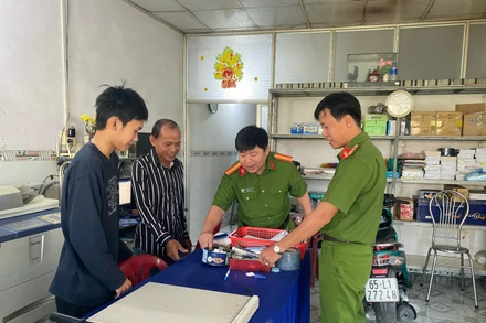 Thiếu tá Đặng Hoàng Hưng (thứ hai từ phải sang) và công an xã Thanh Quới kiểm tra công tác an ninh trật tự tại Tổ nhân dân tự quản ở ấp Qui Lân 5.