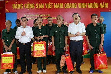 Đồng chí Trần Cẩm Tú, Ủy viên Bộ Chính trị, Bí thư Trung ương Đảng, Chủ nhiệm Ủy ban Kiểm tra Trung ương và đồng chí Ngô Đông Hải, Ủy viên Trung ương Đảng, Bí thư Tỉnh ủy Thái Bình tặng quà các thương binh, bệnh binh. Ảnh: UBKTTW