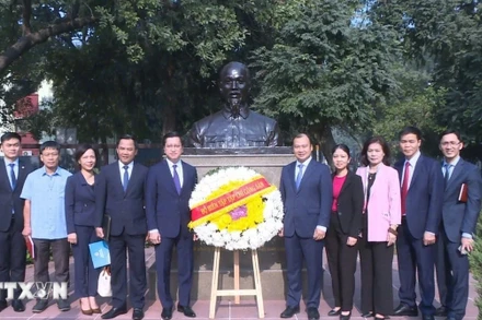 Đoàn công tác Tạp chí Cộng sản do ông Lê Hải Bình dẫn đầu dâng hoa tượng Chủ tịch Hồ Chí Minh ở thủ đô New Delhi. (Ảnh: Quang Trung/TTXVN)