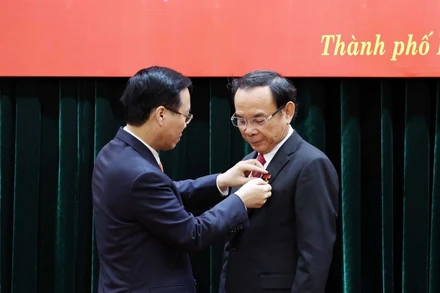 Chủ tịch nước Võ Văn Thưởng trao tặng Huy hiệu 45 năm tuổi Đảng cho đồng chí Nguyễn Văn Nên, Bí thư Thành ủy TP Hồ Chí Minh. Ảnh: TTXVN 