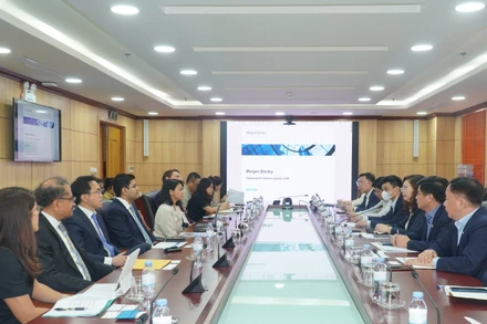 Quang cảnh buổi làm việc.