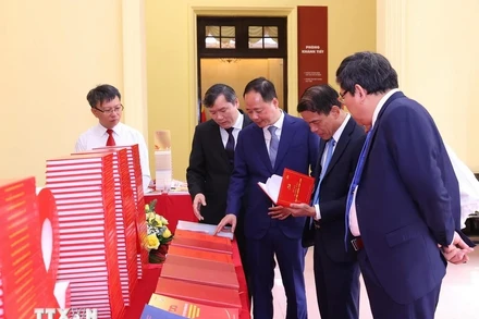 Đại biểu tham quan trưng bày sách tại buổi lễ. (Ảnh: Văn Điệp/TTXVN)