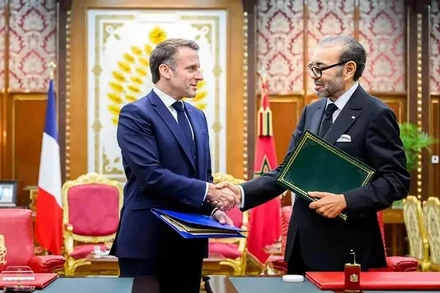 Quốc vương Maroc Mohammed VI và Tổng thống Pháp Emmanuel Macron trong buổi lễ ký kết thỏa thuận tại Cung điện Hoàng gia ở thủ đô Rabat ngày 28/10. (Nguồn: Reuters)