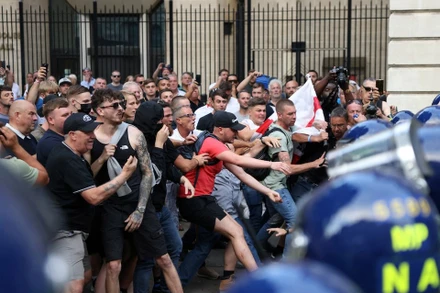 Người biểu tình phản đối nhập cư bất hợp pháp sau vụ tấn công bằng dao ở Southport xung đột với cảnh sát ở London, Anh ngày 31/7/2024. (Ảnh: Reuters)