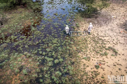 Rà bom mìn tại Quảng Trị. Ảnh: Thành Đạt