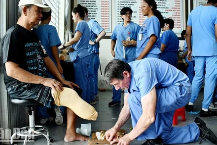 Hội Bảo trợ bệnh nhân nghèo tỉnh Kiên Giang phối hợp Đoàn thiện nguyện Mercer On Mission (Hoa Kỳ) lắp chân giả và tay giả cho người khuyết tật, tháng 5/2024. Trong ảnh: Bác sĩ kiểm tra, điều chỉnh chân giả thích hợp nhất cho bệnh nhân. 