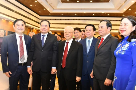 Tổng Bí thư Nguyễn Phú Trọng và các đại biểu dự Lễ kỷ niệm “60 năm Ngày Bác Hồ gặp mặt đội ngũ trí thức và 40 năm Ngày thành lập Liên hiệp các Hội Khoa học và Kỹ thuật Việt Nam. Ảnh: Đăng Khoa