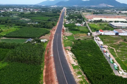 Dự án thành phần 3 cao tốc Biên Hòa-Vũng Tàu (đoạn qua tỉnh Bà Rịa-Vũng Tàu) đang được thi công nước rút. Ảnh: VŨ TÂN