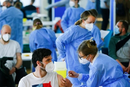 Tiêm vaccine ngừa Covid-19 tại Đức. Ảnh: Reuters