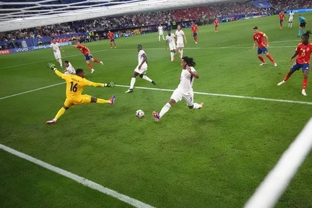 Bàn thắng thứ 2 vào lưới đội tuyển Pháp trong trận Pháp-Tây Ban Nha tại Euro 2024. (Ảnh: Reuters)