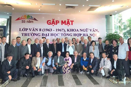 Tổng Bí thư, Chủ tịch nước Nguyễn Phú Trọng chụp ảnh lưu niệm tại buổi gặp mặt Lớp Văn 8 (1963-1967), Khoa Ngữ Văn, Trường ĐH Tổng hợp Hà Nội.