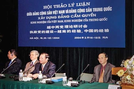 Đồng chí Nguyễn Phú Trọng, Ủy viên Bộ Chính trị, Bí thư Thành ủy Hà Nội, Chủ tịch Hội đồng Lý luận Trung ương tham gia chủ trì Hội thảo lý luận “Xây dựng Đảng cầm quyền: Kinh nghiệm của Việt Nam, kinh nghiệm của Trung Quốc”, ngày 16/02/2004. Ảnh: Thông tấn xã Việt Nam