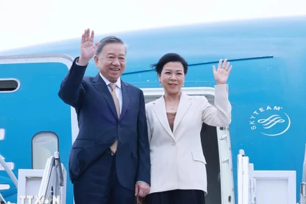 Tổng Bí thư, Chủ tịch nước Tô Lâm và Phu nhân tại sân bay quốc tế John F. Kennedy ở thành phố New York. (Ảnh: Lâm Khánh/TTXVN)