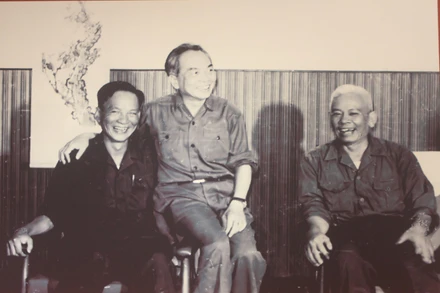 Trung tướng Lê Đức Anh - Tư lệnh Quân khu 9 và Đại tướng Võ Nguyên Giáp - Ủy viên Bộ Chính trị, Bộ trưởng Quốc phòng trong chuyến thăm của Đại tướng tới Quân khu 9 năm 1976. Ảnh: Thư viện Đại tướng Lê Đức Anh