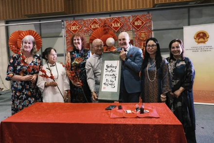 Thống đốc Vùng lãnh thổ Bắc Australia Hugh Heggie (áo vest xanh) với bức thư pháp