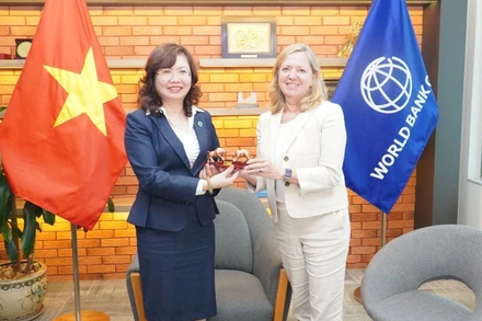 Chủ tịch Ủy ban Chứng khoán Nhà nước Vũ Thị Chân Phương (bên trái) và bà Mariam Sherman, tân Giám đốc quốc gia của Ngân hàng Thế giới (bên phải)